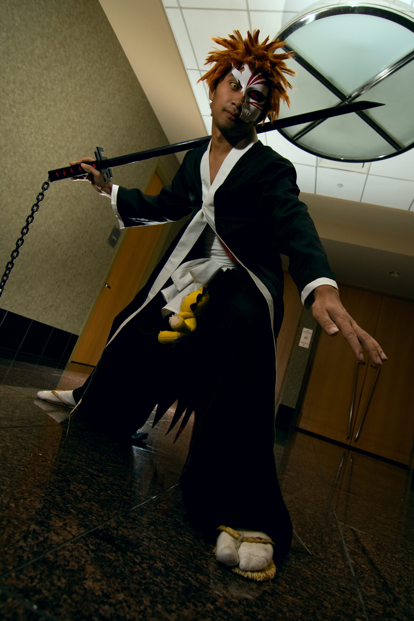 Ichigo Kurosaki bankai-svärd cosplay vid Youmacon