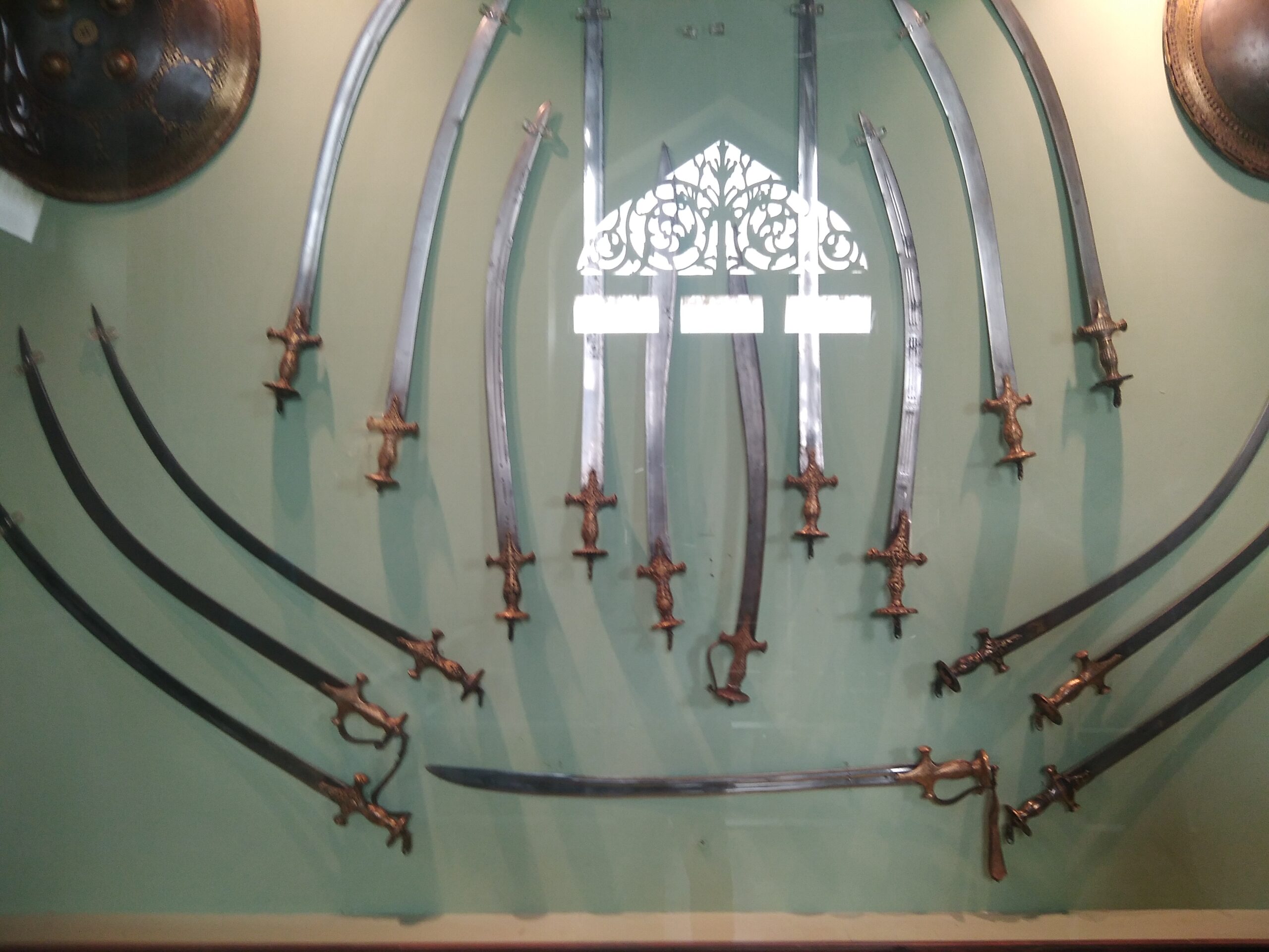 Museisamling som visar olika typer av svärd i historien